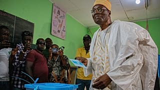 Cameroun : Tchiroma réfugié en Gambie après l’élection contestée