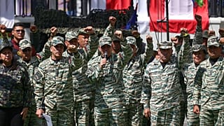 وزیر دفاع (وسط) و جمعی از افسران ارشد ارتش ونزوئلا