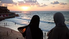 في هذه الصورة الملتقطة يوم الاثنين، 23 أيلول/سبتمبر 2019، تطلّ امرأتان عربيتان من داخل الخط الأخضر على البحر المتوسّط في مدينة يافا، إسرائيل