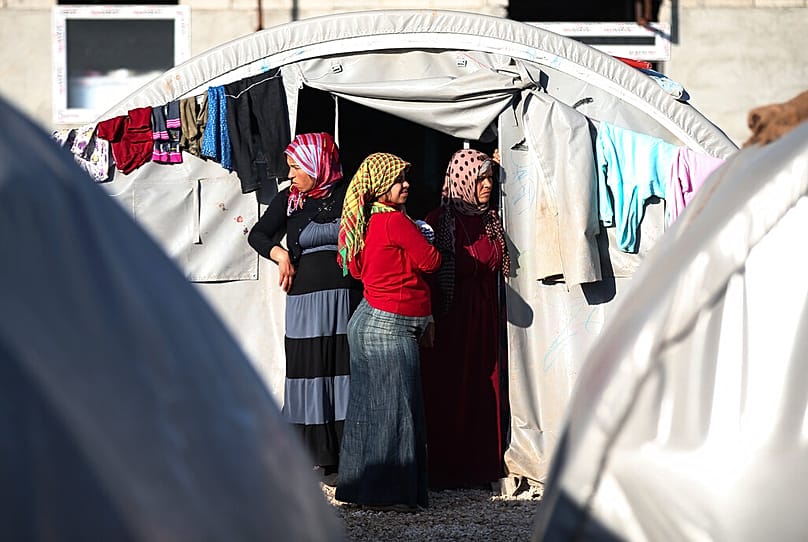  لاجئات سوريات فررن من العنف في مدينة عين العرب السورية، الأحد، 1 شباط/فبراير 2015. 