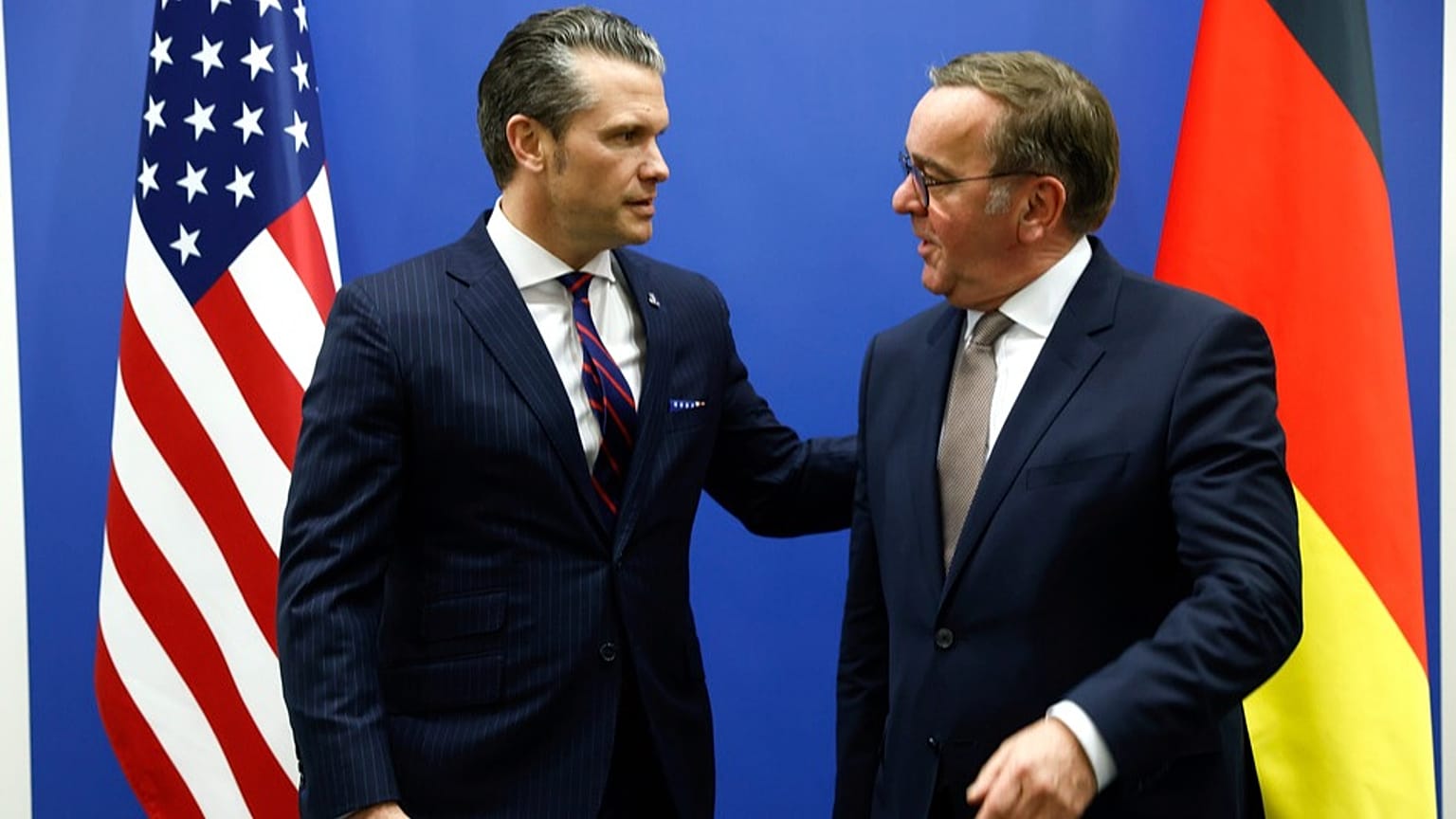 US-Verteidigungsminister Pete Hegseth und Boris Pistorius beim bilateralen Treffen am Rande des NATO-Ministertreffens in Brüssel, 12. Februar 2025