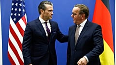 Ο υπουργός Άμυνας των ΗΠΑ Pete Hegseth και ο Boris Pistorius κατά τη διμερή συνάντηση στο περιθώριο της υπουργικής συνόδου του ΝΑΤΟ στις Βρυξέλλες, 12 Φεβρουαρίου 2025