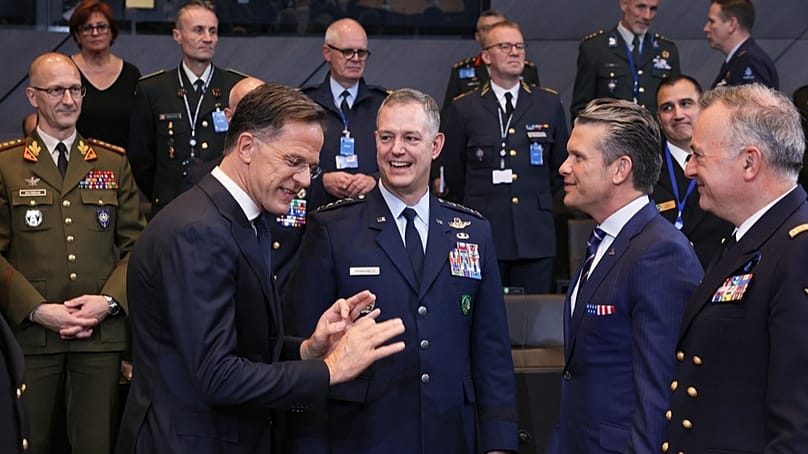 US-Verteidigungsminister Hegseth spricht mit NATO-Generalsekretär Rutte und SACEUR Grynkewich bei einem Nordatlantikrats-Treffen in Brüssel, 15. Okt. 2025