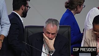 COP30 Başkanı André Corrêa do Lago, BM İklim Zirvesi COP30'da bir genel oturum başlamadan önce oturuyor, 22 Kasım 2025 Cumartesi, Belém, Brezilya.