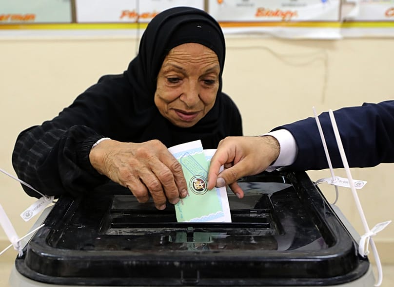 مصرية تدلي بصوتها خلال المرحلة الثانية من الانتخابات البرلمانية في القاهرة، مصر، في 24 نوفمبر 2025.