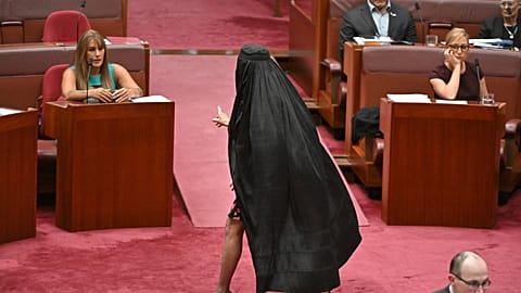 Pauline Hanson, Parteichefin von One Nation, trägt im Senatssaal des Parlamentsgebäudes in Canberra eine Burka. Montag, 24. November.