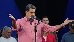 Nicolás Maduro spricht am Samstag, den 15. November 2025, bei einer staatlich organisierten zivil-militärischen Veranstaltung im Stadtteil Petare in Caracas, Venezuela.