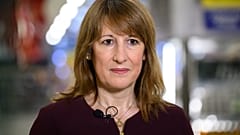 Die britische Finanzministerin Rachel Reeves spricht bei einem Besuch in einer Tesco-Filiale in London mit der Presse. 19. November 2025.
