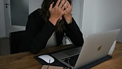 Frauen erleben zunehmend Gewalt im Internet.