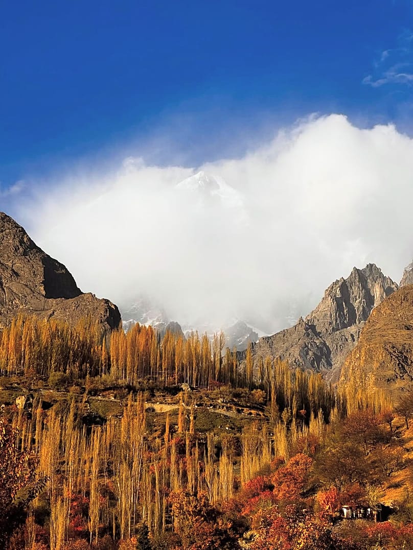 Felhőbe vesző hegycsúcs