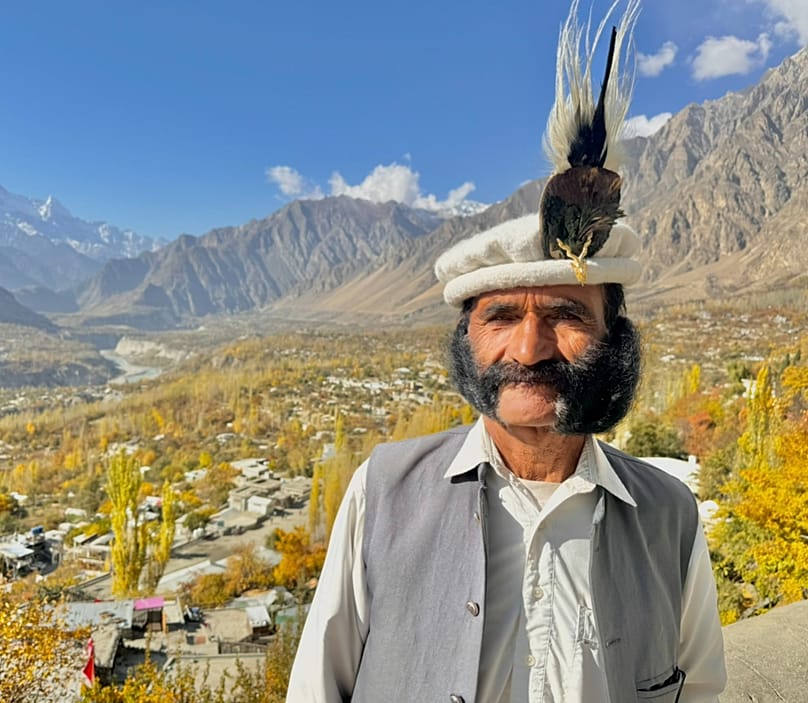 Hunza népviseletbe öltözött férfi a Baltit erődnél