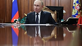 الرئيس الروسي فلاديمير بوتن يستمع إلى حاكم منطقة مورمانسك أندريه تشيبيس خلال اجتماعهما في الكرملين في موسكو، يوم الاثنين 24 نوفمبر/تشرين الثاني 2025. 