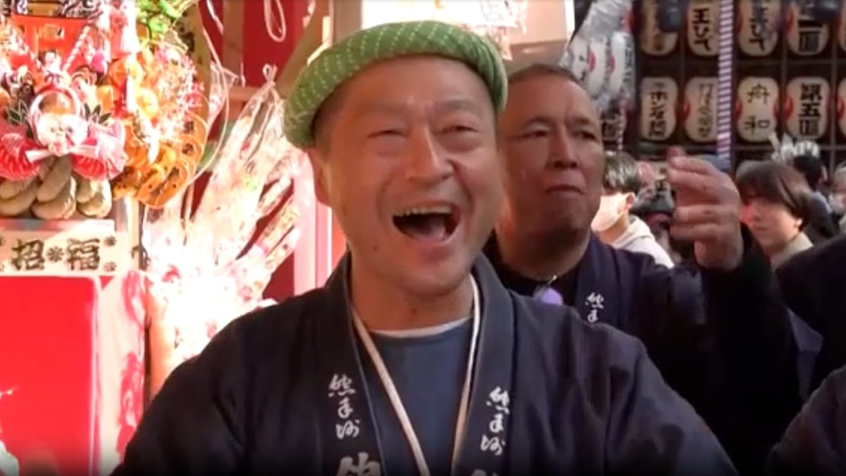 Tokios-jahrhundertealtes-Tori-no-ichi-lockt-Besucher-zum-Ootori-Schrein