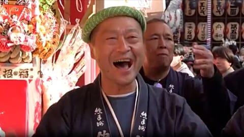 Tokios Tori-no-ichi-Fest lockt Scharen an, die „Glücksrechen“ für mehr Glück suchen