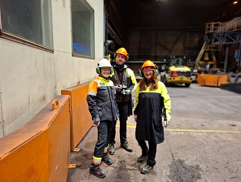 Η ομάδα του Smart Regions με την Karin Edfast, Διευθύντρια Επικοινωνίας στο χαλυβουργείο SSAB στη Λουλέα, στην υψικάμινο.