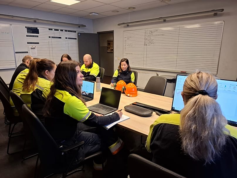 Η Βικτόρια Μπλομ, η οποία εργάζεται στην εταιρεία εδώ και οκτώ χρόνια, είναι τώρα ηλεκτρολόγος.