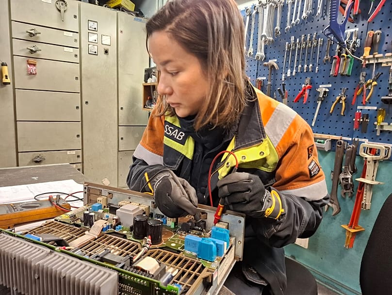 Η Βικτόρια Μπλομ, πρώην μηχανολόγος στο χαλυβουργείο, έχει επωφεληθεί από θεωρητική και πρακτική εκπαίδευση για να γίνει ηλεκτρολόγος.
