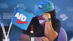DATEI - Ein Mitglied der AfD sitzt auf der Wahlparty der AfD in Berlin, September 2021. Umfragen sehen die Mitte-Links-Sozialdemokraten in einem sehr engen Rennen mit der regierenden CDU.