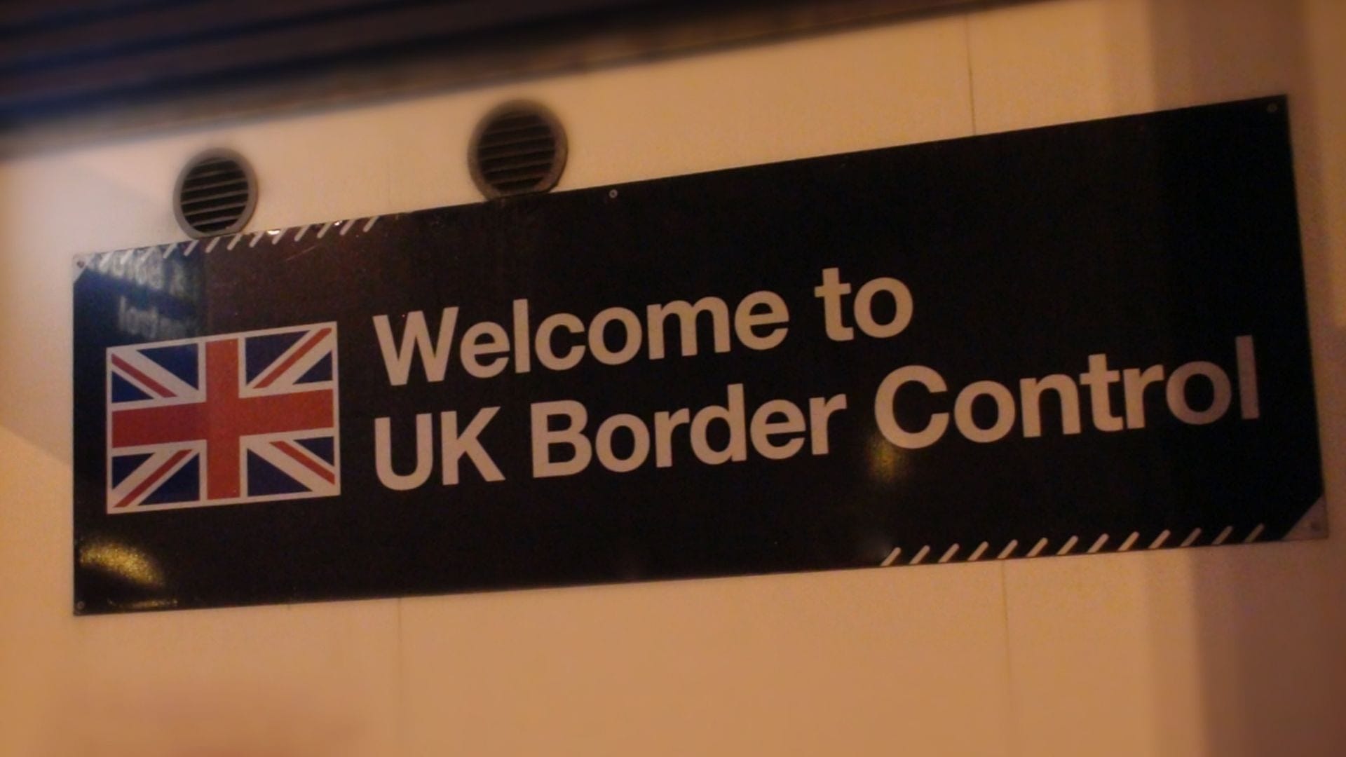 Ein Schild der britischen Grenzkontrolle