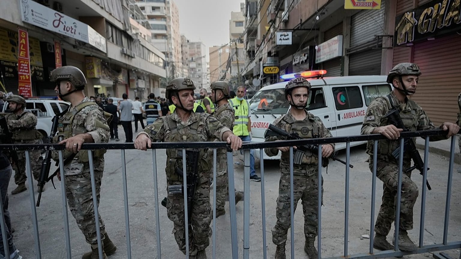  الجيش اللبناني يُغلق الطريق المؤدي إلى موقع استهداف إسرائيلي أصاب مبنى سكنياً في الضاحية الجنوبية لبيروت، في 23 نوفمبر 2025.