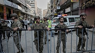  الجيش اللبناني يُغلق الطريق المؤدي إلى موقع استهداف إسرائيلي أصاب مبنى سكنياً في الضاحية الجنوبية لبيروت، في 23 نوفمبر 2025.