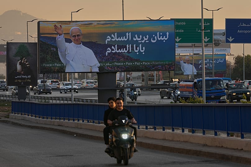 لوحة إعلانية على أحد طرق بيروت السريعة تُظهر صورة البابا ليو الرابع عشر قبل زيارته المرتقبة للبنان.