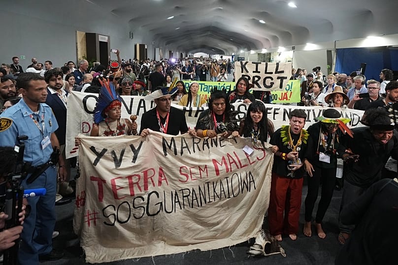 نشطاء من السكان الأصليين يشاركون في احتجاج في قمة المناخ Cop30  التابعة للأمم المتحدة الجمعة ، نوفمبر. 21، 2025 ، في بيليم ، البرازيل