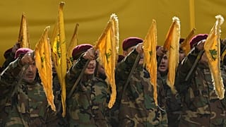 رفع مقاتلو حزب الله أعلام جماعتهم وهتفوا بشعارات أثناء مشاركتهم في موكب جنازة رئيس أركان حزب الله، هيثم طبطبائي، واثنين آخرين من أعضاء حزب الله الذين قُتلوا في غارة جوية إسرائ