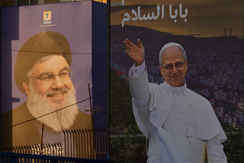 لوحة إعلانية تعرض صورة البابا ليون الرابع عشر، بجوار صورة للأمين العام الراحل لحزب الله، حسن نصر الله، الجمعة 21 نوفمبر/تشرين الثاني 2025.