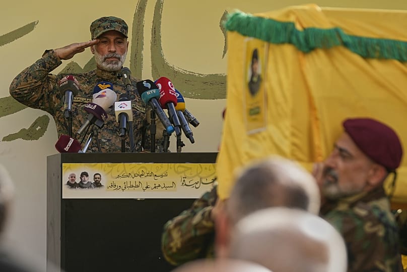 يؤدي مقاتل من حزب الله التحية العسكرية أثناء حمل نعش رئيس أركان الحزب، هيثم الطبطبائي، يوم الاثنين، 24 نوفمبر/تشرين الثاني 2025. 