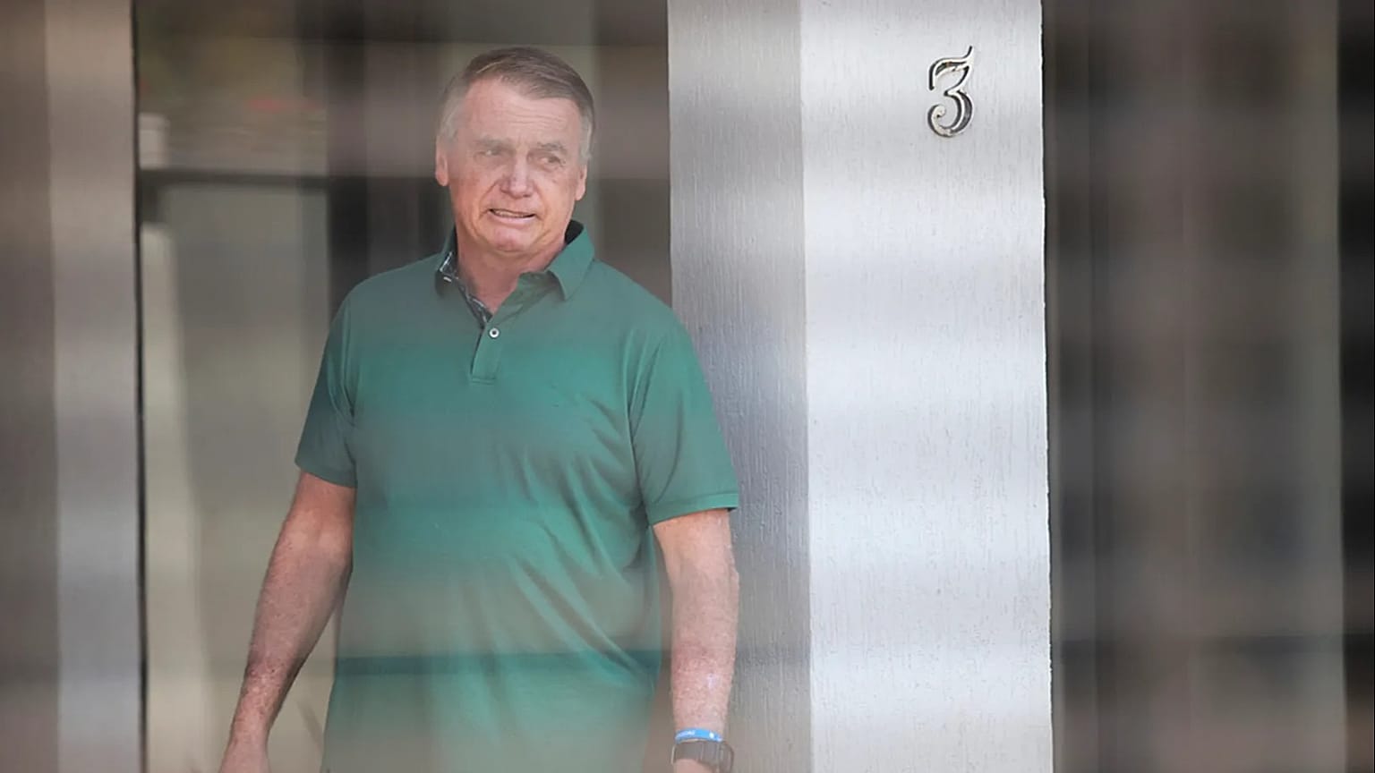 El expresidente brasileño Jair Bolsonaro en la entrada de su domicilio, donde se encuentra bajo arresto domiciliario, el jueves 11 de septiembre en Brasilia