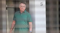 El expresidente brasileño Jair Bolsonaro en la entrada de su domicilio, donde se encuentra bajo arresto domiciliario, el jueves 11 de septiembre en Brasilia