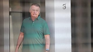 El expresidente brasileño Jair Bolsonaro en la entrada de su domicilio, donde se encuentra bajo arresto domiciliario, el jueves 11 de septiembre en Brasilia