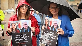 أشخاص يحملون صورا للمعتقلين الفرنسيين في إيران ، سيسيل كوهلر وجاك باريس ، خلال تجمع دعم في باريس ، فرنسا ، الأحد ، 6 يوليو ، 2025