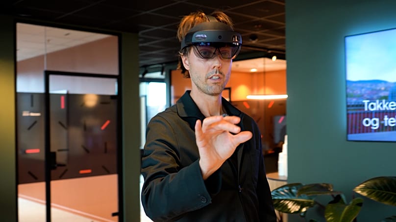 Holocare’s design lead, Dag Otto Lund, demonstrating how surgeons could examine the real liver of a patient with colorectal metastasis though a VR headset.