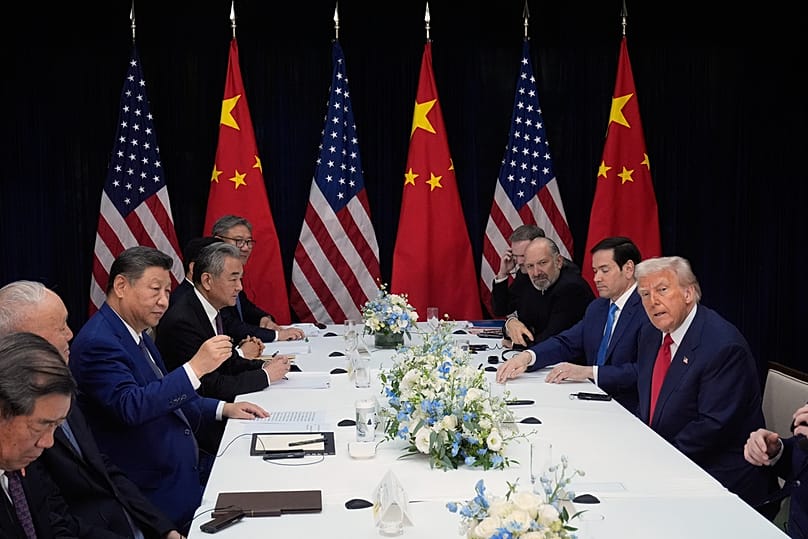 الرئيس دونالد ترامب، والرئيس الصيني شي جين بينغ، يعقدان محادثات القمة في مطار جيمهاي الدولي في بوسان، كوريا الجنوبية، الخميس 30 أكتوبر/تشرين الأول 2025.