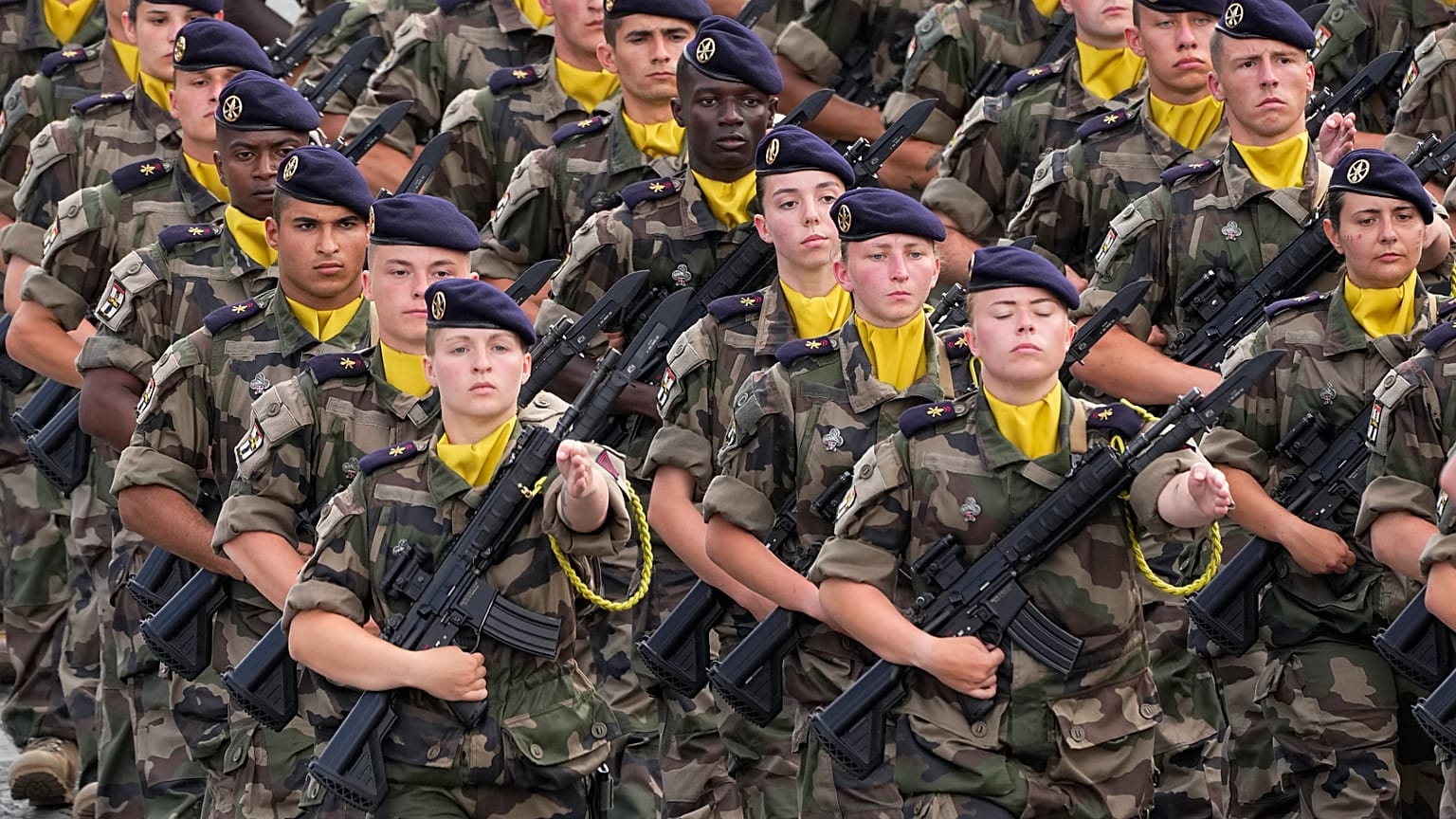 Soldaten marschieren während der Parade zum französischen Nationalfeiertag (Bastille Day) am Sonntag, dem 14. Juli 2024, in Paris.