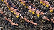 Soldaten marschieren während der Parade zum französischen Nationalfeiertag (Bastille Day) am Sonntag, dem 14. Juli 2024, in Paris.