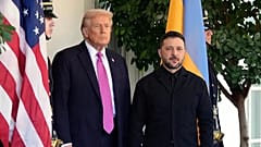 DATEI: Präsident Donald Trump, links, begrüßt den ukrainischen Präsidenten Wolodymyr Zelenskyy im Weißen Haus, Freitag, 17. Oktober 2025, in Washington.