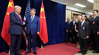 Çin Devlet Başkanı Xi Jinping ile ABD Başkanı Donald Trump, Güney Kore Busan Uluslararası Havalimanı'nda el sıkışırken, 30 Ekim 2025