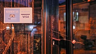 Die Haupteingangstür des Hotels Harbour Suites Old City ist versiegelt, in Istanbul, Türkei, am Montag, dem 24. November 2025.