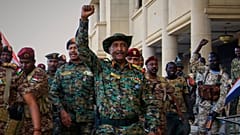ژنرال عبدالفتاح برهان، فرمانده ارتش سودان، هنگام ورود به کاخ جمهوری در خارطوم، که اخیراً از کنترل گروه شبه‌نظامی نیروهای پشتیبانی سریع بازپس گرفته شده بود.