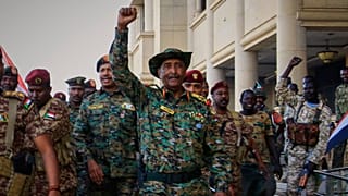 ژنرال عبدالفتاح برهان، فرمانده ارتش سودان، هنگام ورود به کاخ جمهوری در خارطوم، که اخیراً از کنترل گروه شبه‌نظامی نیروهای پشتیبانی سریع بازپس گرفته شده بود.