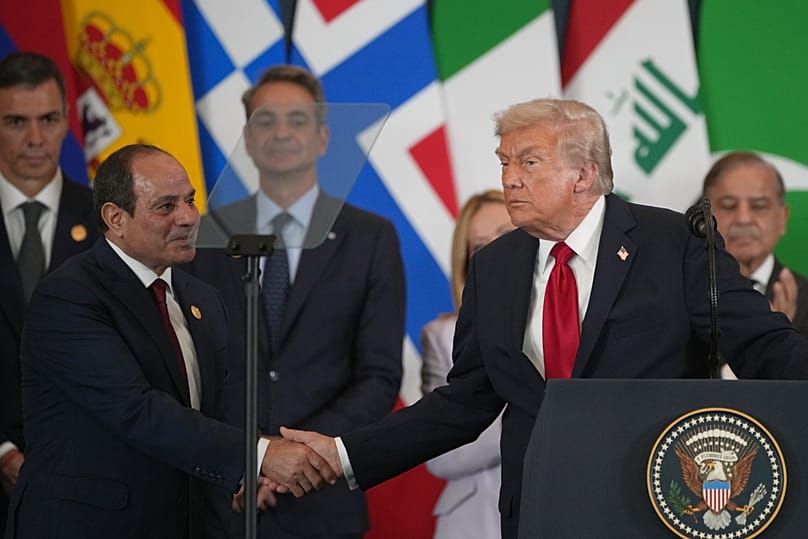 Sziszi és Trump az egyiptomi Sarm es-Sejkben, a gázai béketerv bejelentésekor, 2025 október 13. 