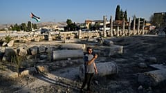 فلسطيني يلتقط صورة في الموقع الروماني التاريخي في بلدة سبسطية في الضفة الغربية.