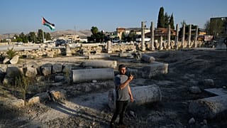 فلسطيني يلتقط صورة في الموقع الروماني التاريخي في بلدة سبسطية في الضفة الغربية.