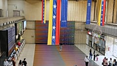 Reisende warten in der Haupthalle des internationalen Flughafens Simón Bolívar de Maiquetía in Maiquetía, Venezuela, am 23. November 2025,