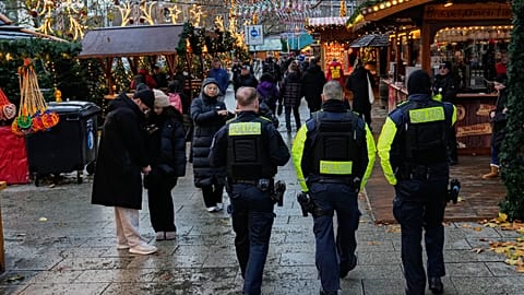 A Berlino, agenti di polizia sorvegliano un mercatino di Natale