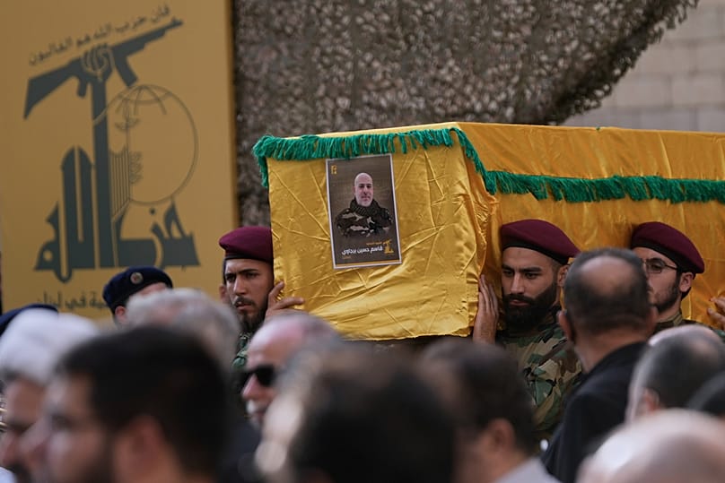 مقاتلون من حزب الله يحملون نعش القائد العسكري هيثم الطباطبائي الذي قُتل مع عدد من عناصر الحزب في الغارة الإسرائيلية على الضاحية الجنوبية، في 24 نوفمبر 2025.