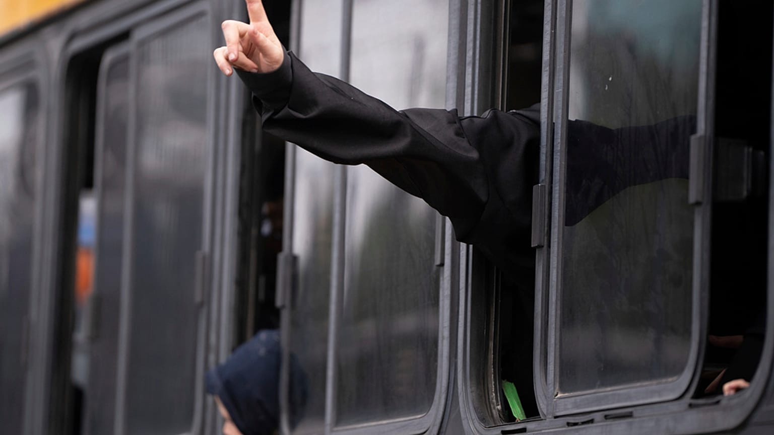 Ultra ortodoks Lev Tahor tarikatından insanlar bir otobüste, 23 Aralık 2024